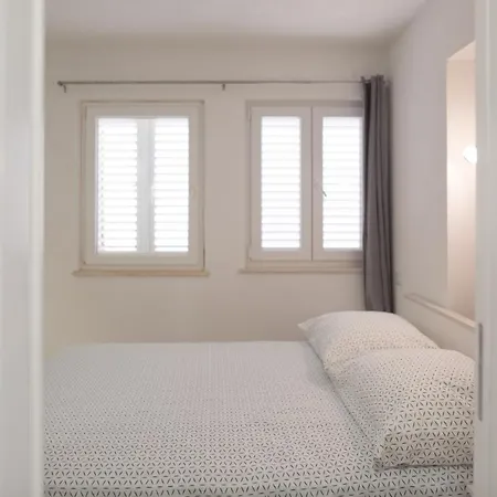 Serious Job Apartment *